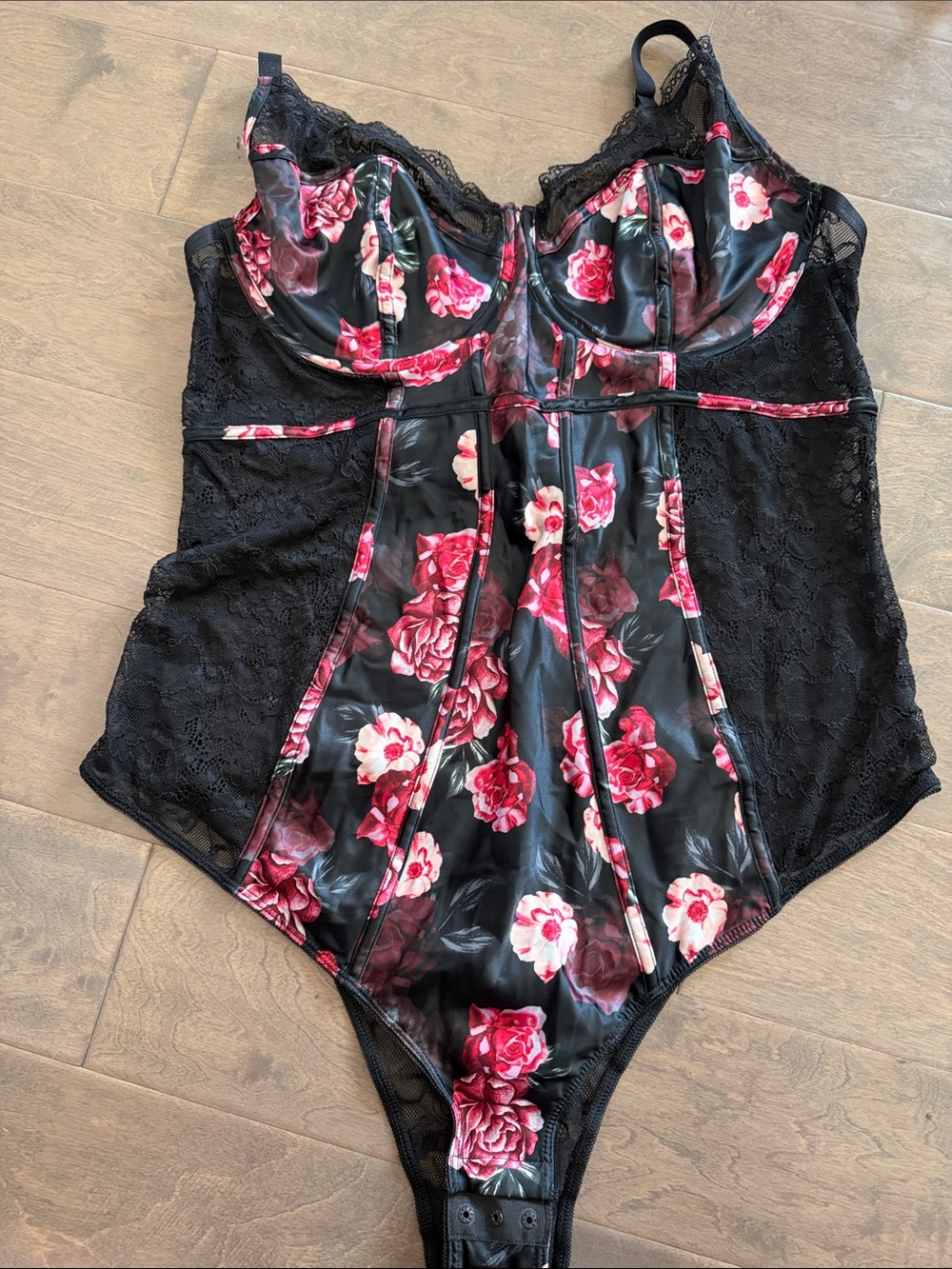 NWT Torrid Floral Lace Underwire Bodysuit in Black and Rose